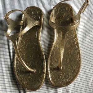 Jelly flip flops in gold glitter